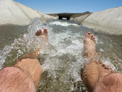 Cooling off on the way to Hami on National Highway G312 in Xinjiang, China