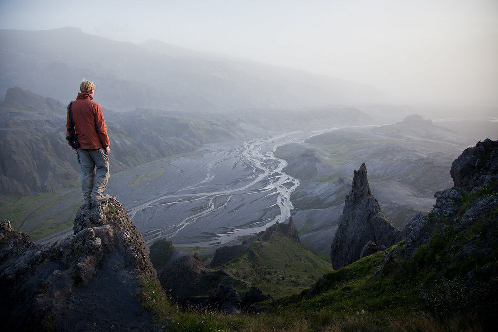 Climbing high to scout the mesh of streams of the Markarfljót river.